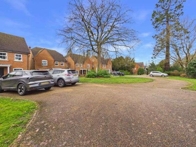 House for sale in Caterham on the Hill, Hillview