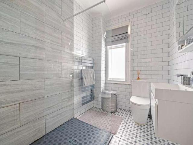 House for sale in Kingston Upon Thames, Norbiton