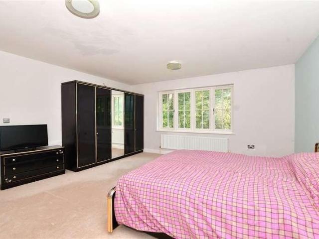 House for sale in Kingswood Warren, Red Hill