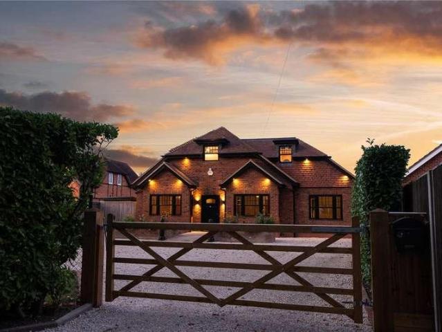House for sale in Thorpe, Runnymede