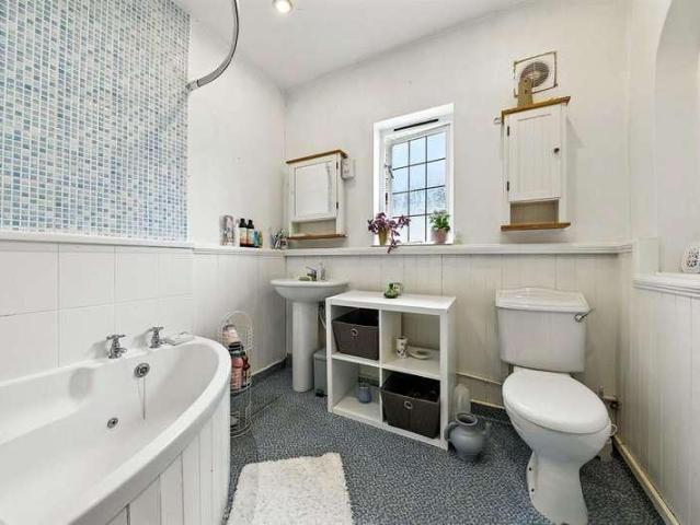 House for sale in Leeds, Hollin Park
