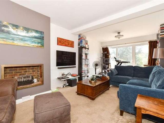 House for sale in Woodhatch, Red Hill