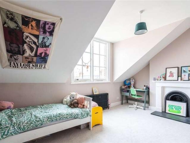 House for sale in Blenheim Gardens Estate, Greater London