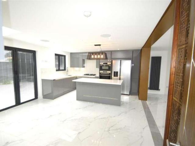House for sale in Dagenham, Thames View