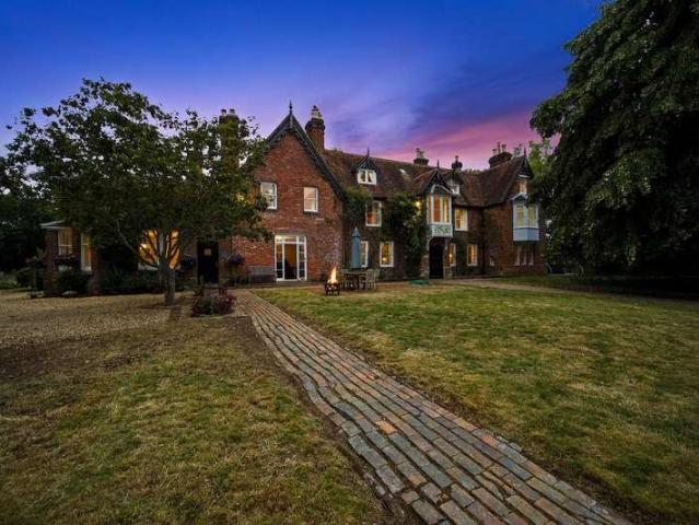 House for sale in Hedge End, Helford
