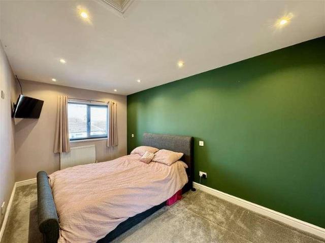 House for sale in Almondbury, West Yorkshire