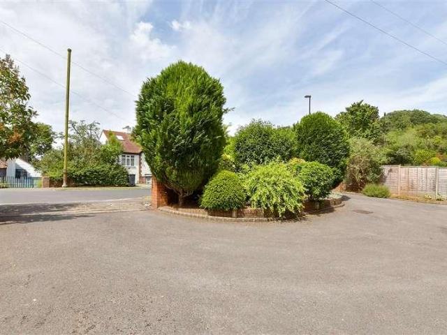 House for sale in London Borough of Croydon, Sanderstead