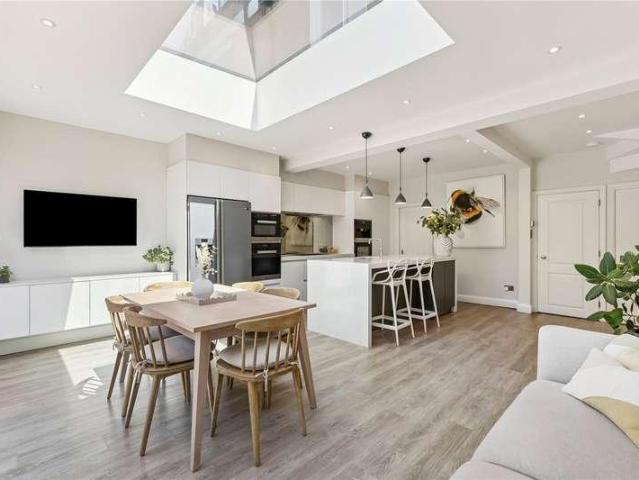 House for sale in Summerstown, Greater London