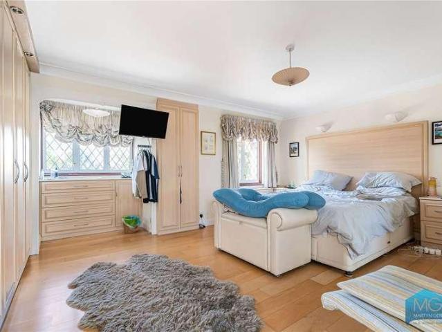 House for sale in Mill Hill, Greater London