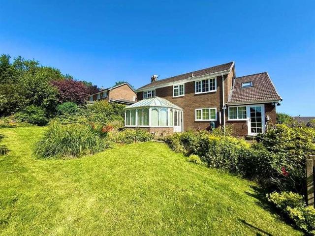 House for sale in Hockerley, Charlesworth