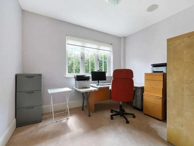 House for sale in Kingswood Warren, Red Hill