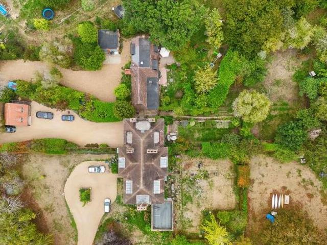 House for sale in Woodley