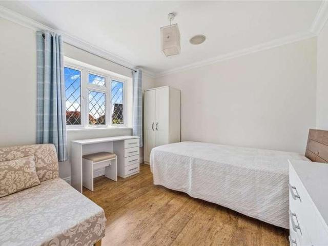 House for sale in West End, Heol-las