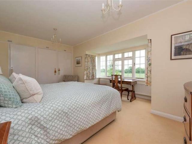 House for sale in Holmwood, Pachesham Park