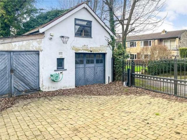 House for sale in Cottingley, West Yorkshire