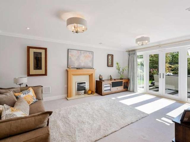 House for sale in Hillview, Surrey