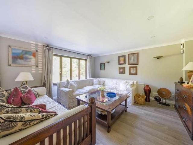 House for sale in Little Stanmore, Greater London