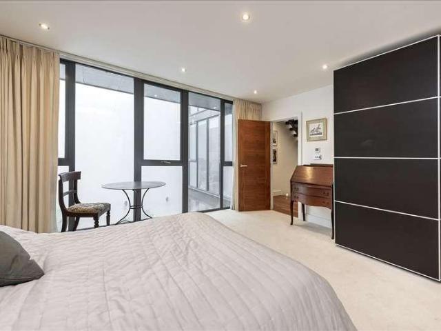 House for sale in London Borough of Hammersmith and Fulham, Greater London