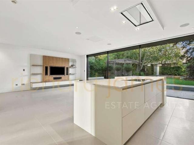 House for sale in Mill Hill, Greater London