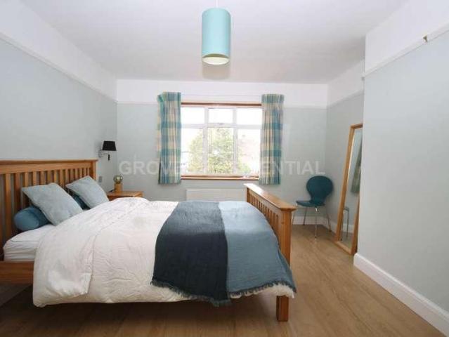 House for sale in Motspur Park, Greater London