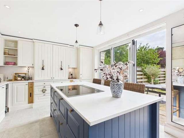 House for sale in Heol-las, Surrey