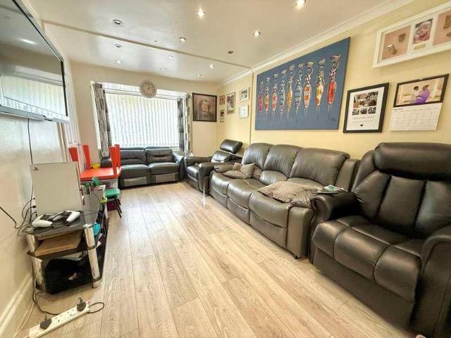 House for sale in Woodside Estate, Houghton Regis
