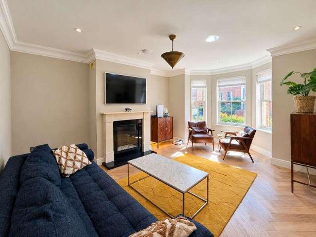 House for sale in London Borough of Croydon, Sanderstead