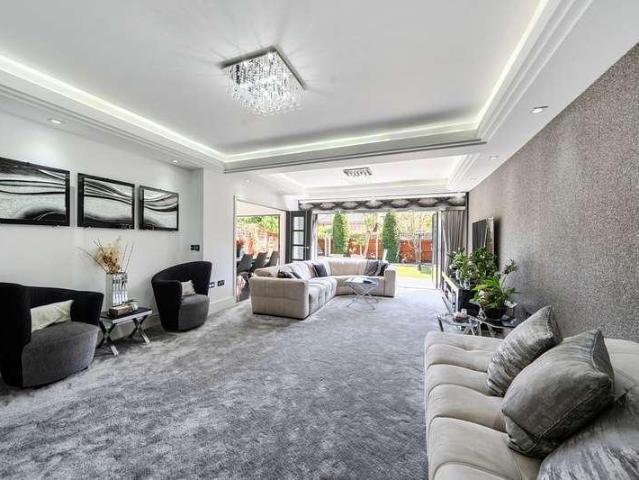 House for sale in Little Stanmore, Greater London