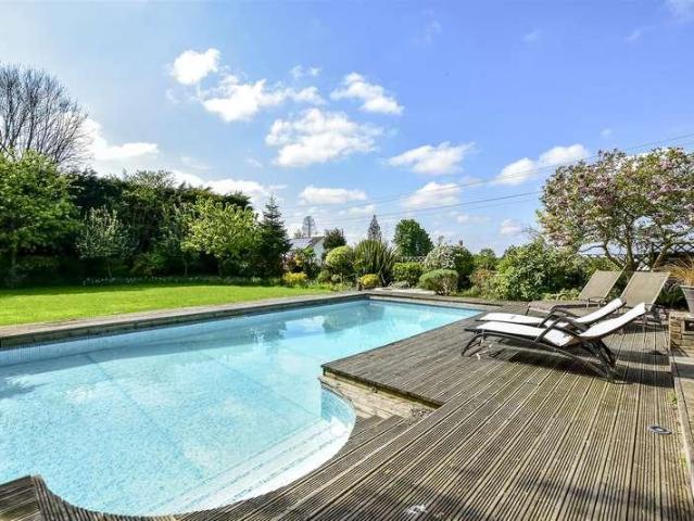 House for sale in Little Stanmore, Greater London