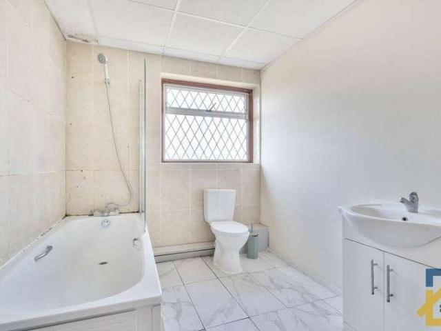 House for sale in South Hornchurch, Greater London