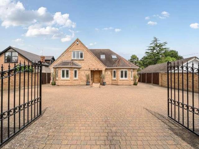 House for sale in Finchampstead