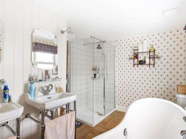 House for sale in Summerstown, Greater London