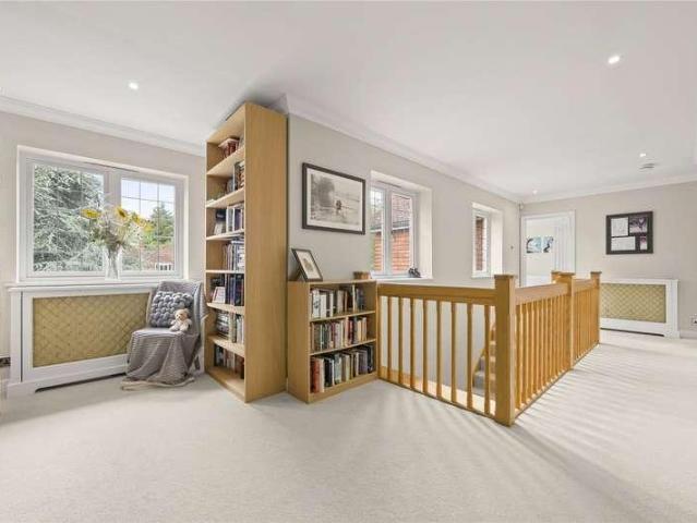 House for sale in Ashtead Park, Pachesham Park