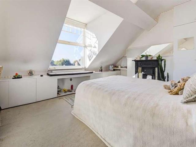 House for sale in Childs Hill, Greater London