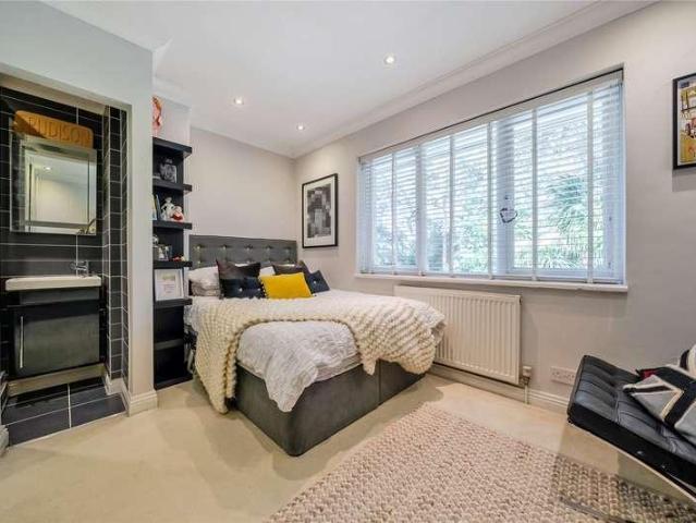 House for sale in Heol-las, Surrey
