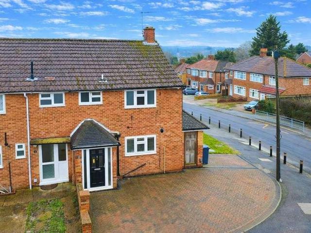 House for sale in Bennetts End, Pouchen End
