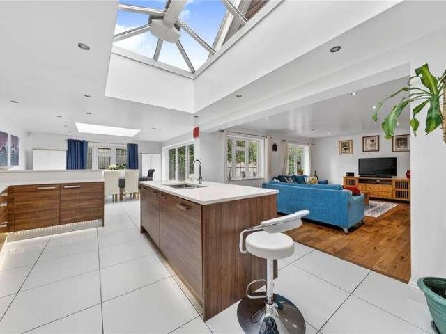 House for sale in Heol-las, Surrey