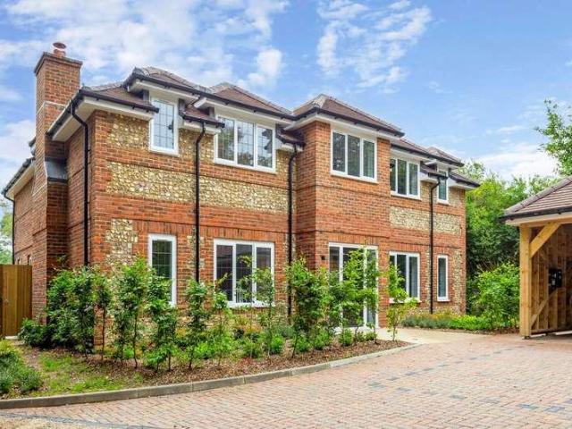 House for sale in Hillview, Surrey