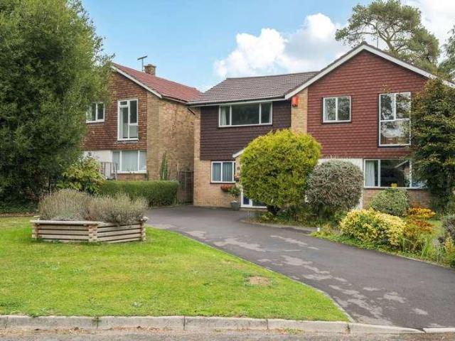 House for sale in Hillview, Surrey