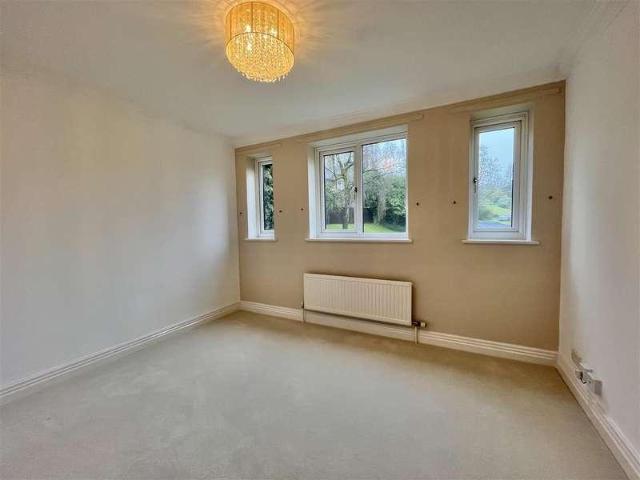 House for sale in Old Glossop, Charlesworth