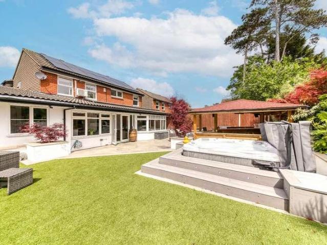 House for sale in Stoneleigh, Ewell