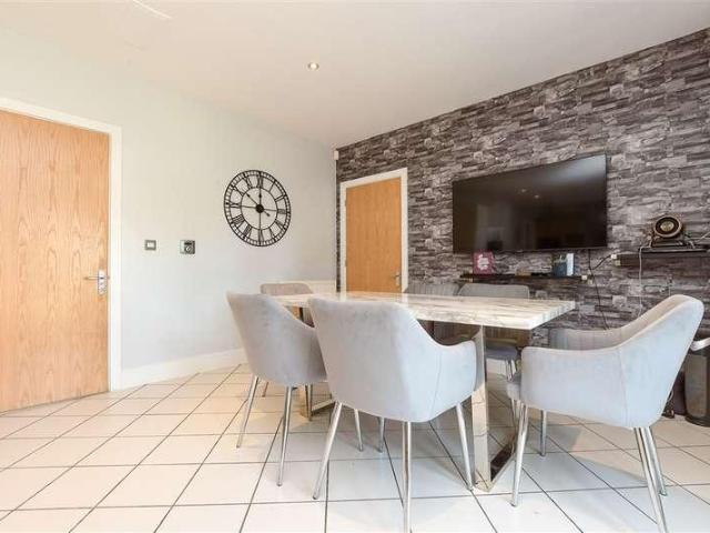 House for sale in Hillview, Surrey