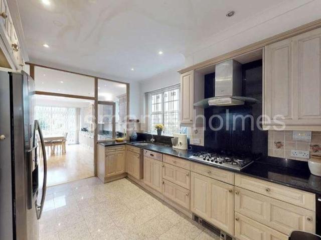 House for sale in Golders Green, Greater London