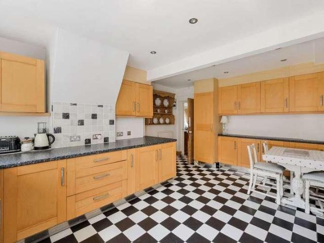 House for sale in Hillview, Surrey