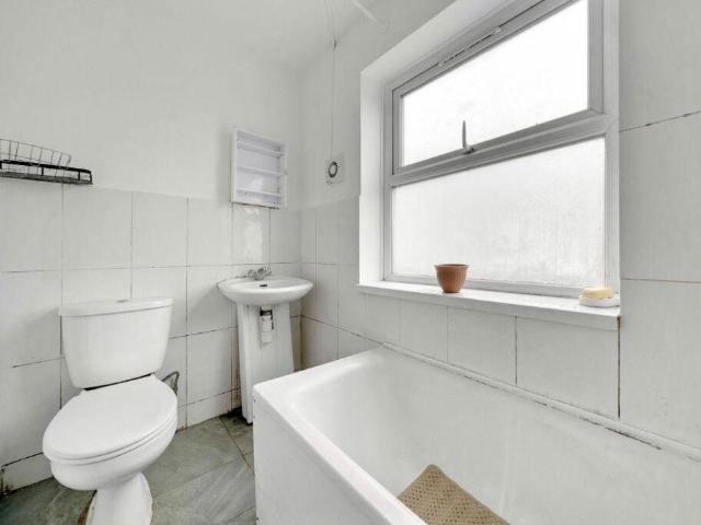 House for sale in Shacklewell, Greater London