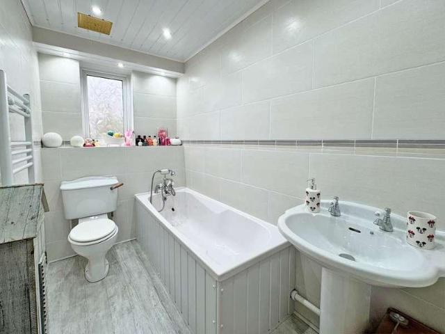 House for sale in Buersil Head, Burnedge