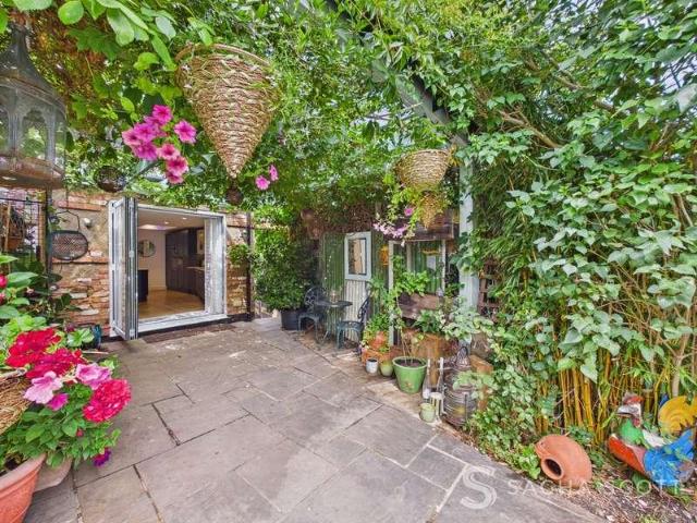 House for sale in Nork, Red Hill