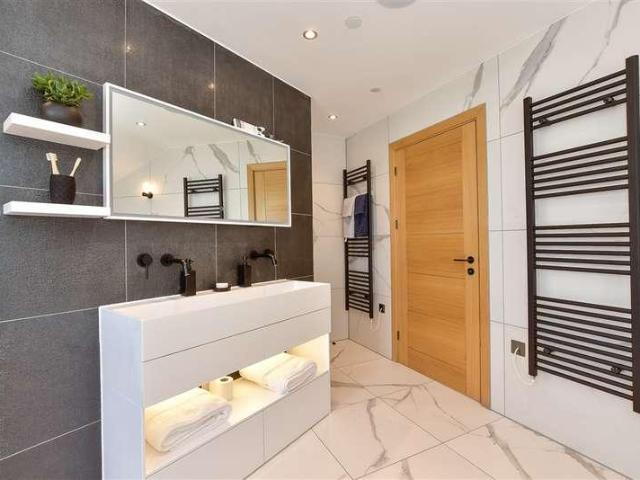 House for sale in Lambourne, Epping