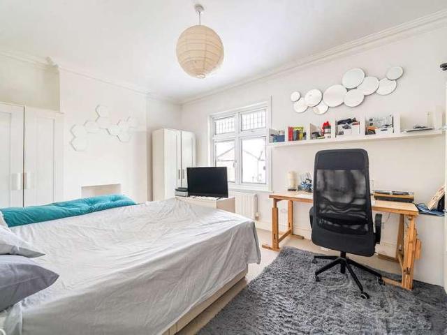 House for sale in Shepperton, Spelthorne