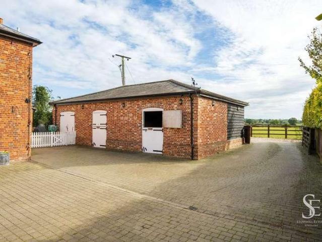 House for sale in Shottesbrooke